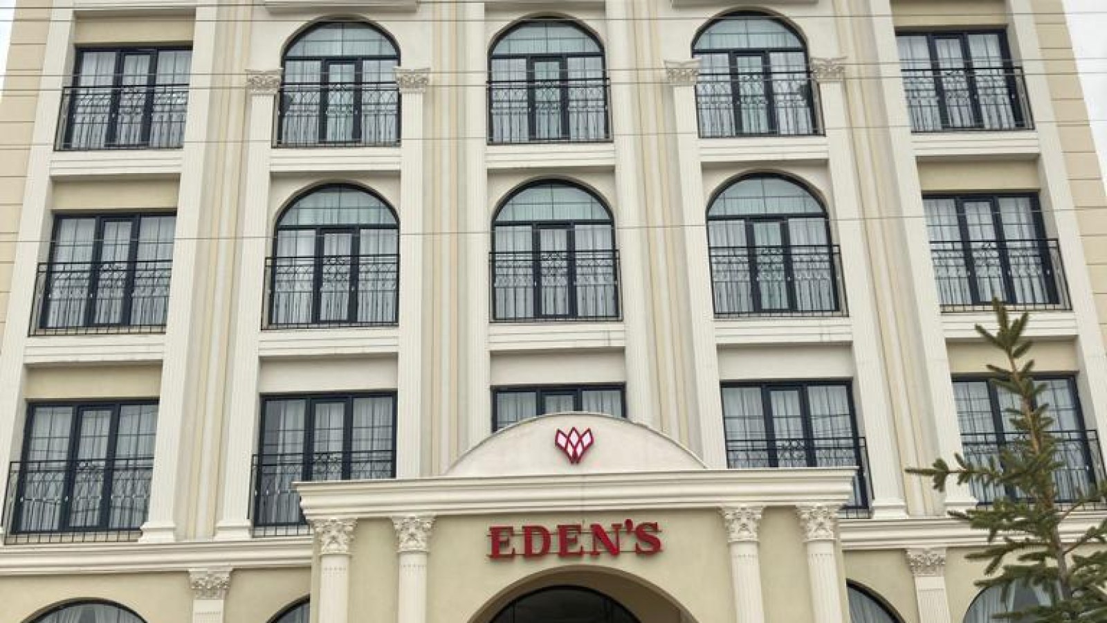 HOTEL EDEN'S