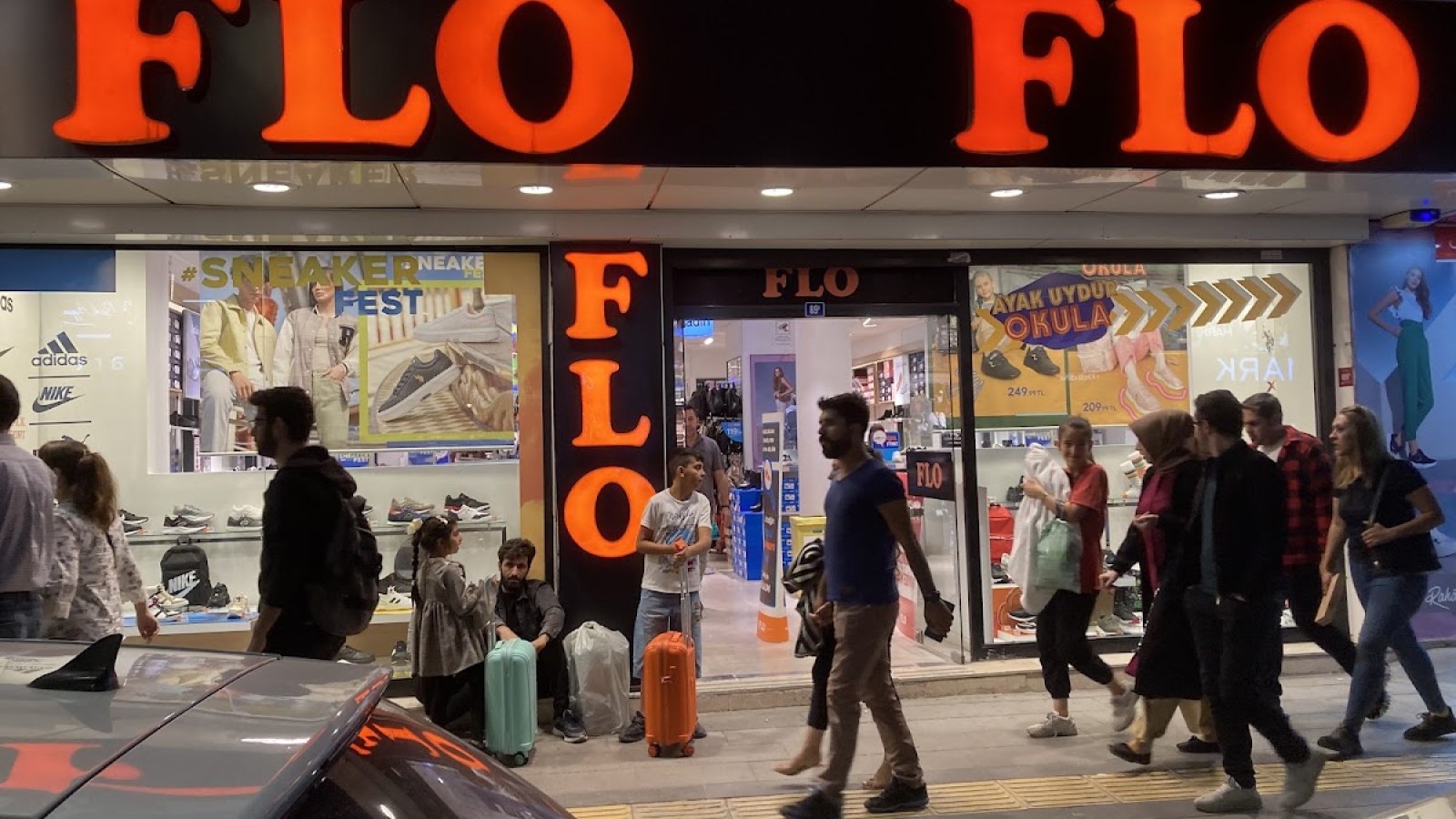 FLO Van Cumhuriyet Cadde Mağazası