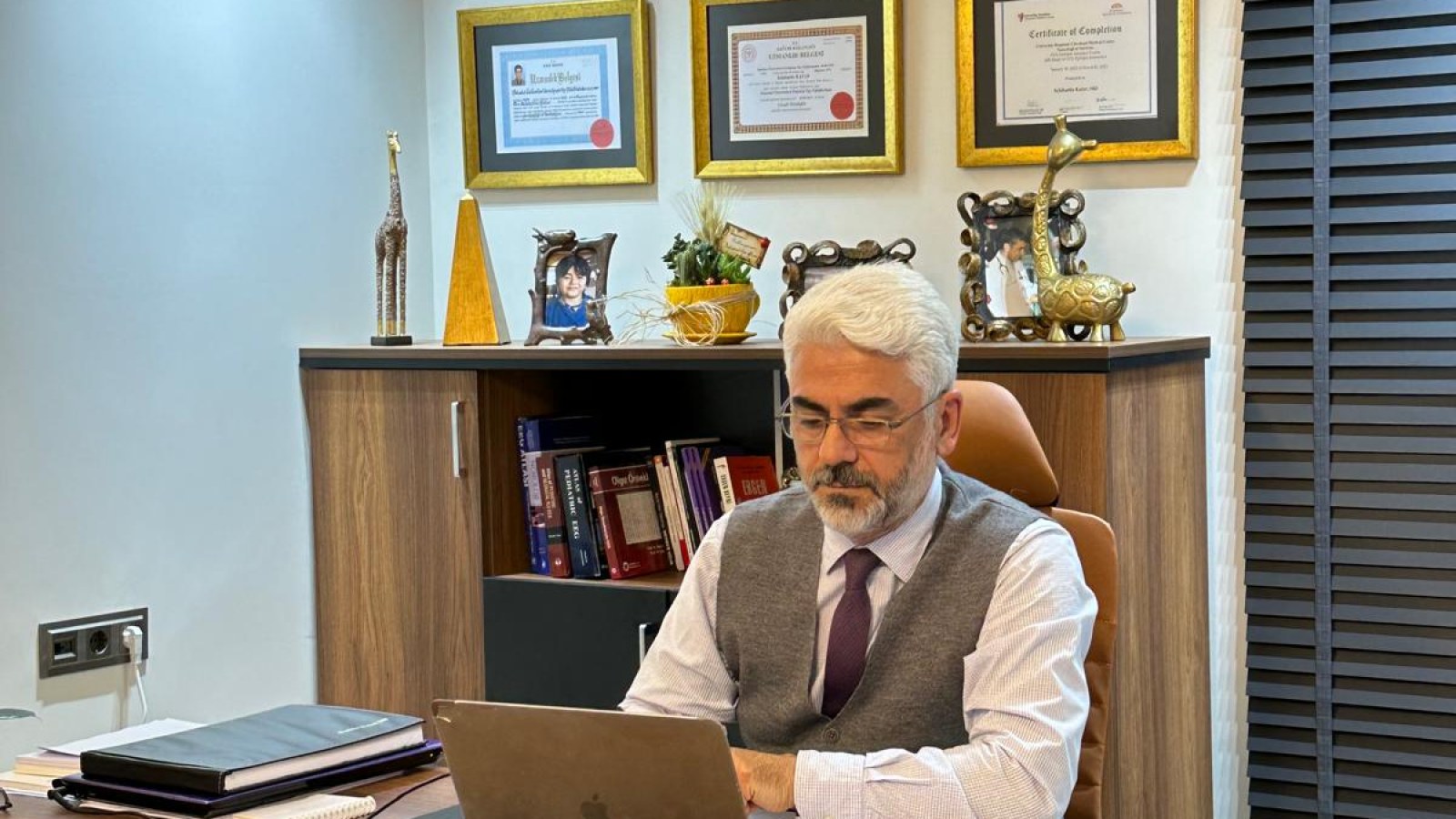 پروفسور دکتر صلاح‌الدین کاتار - مغز و اعصاب کودکان